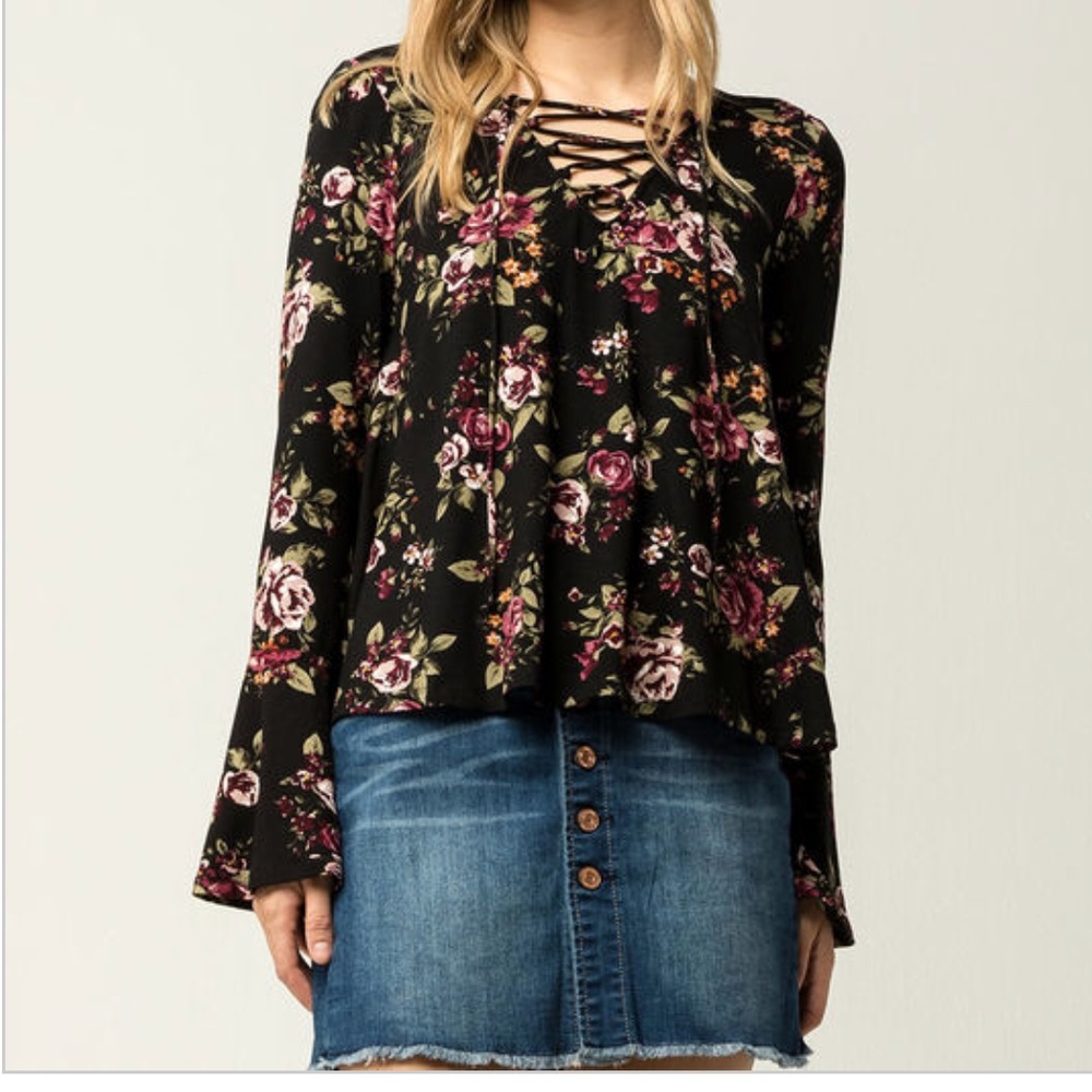 🎀5/$25 Floral BellSleeve Top